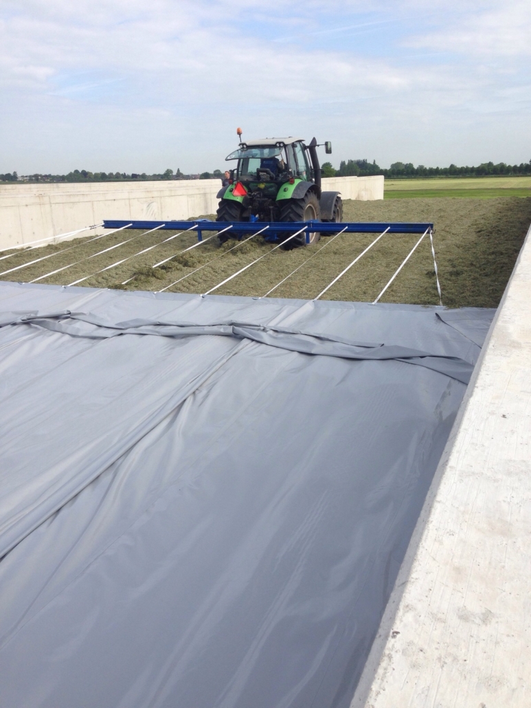 Afdekken met kleed achter tractor | Kornet Beton Balk Afdekken met kleed achter tractor | Kornet Beton Balk