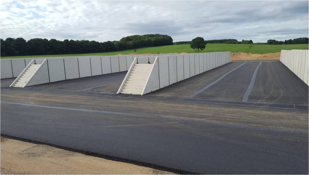 Sleufsilos op rij voor graskuil en mailskuil Sleufsilos op rij voor graskuil en mailskuil