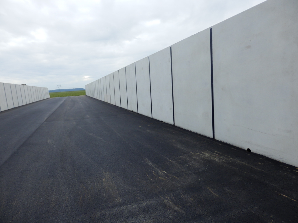 Sleufsilo betonwanden met waterafvoer met grondwal