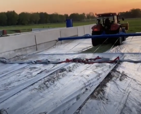 Kornet beton afdekkleed achter tractor