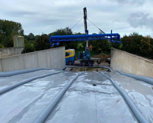 Afdekmachine bij geitenhouder | Kornetbeton